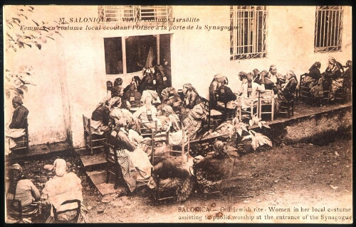 Femmes en costume local écoutant l'Office à la porte de la Synagogue
